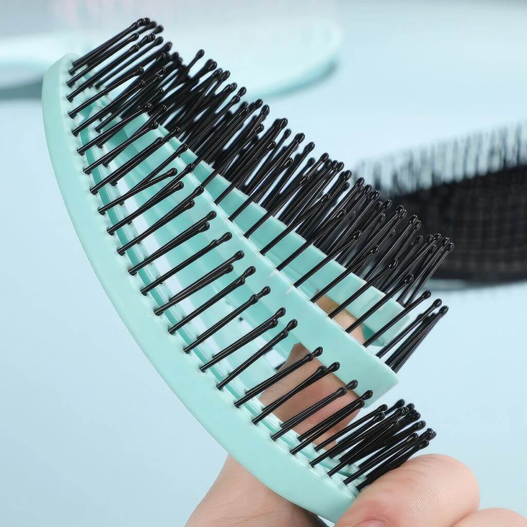 Hairbrush for thick hair blue close up