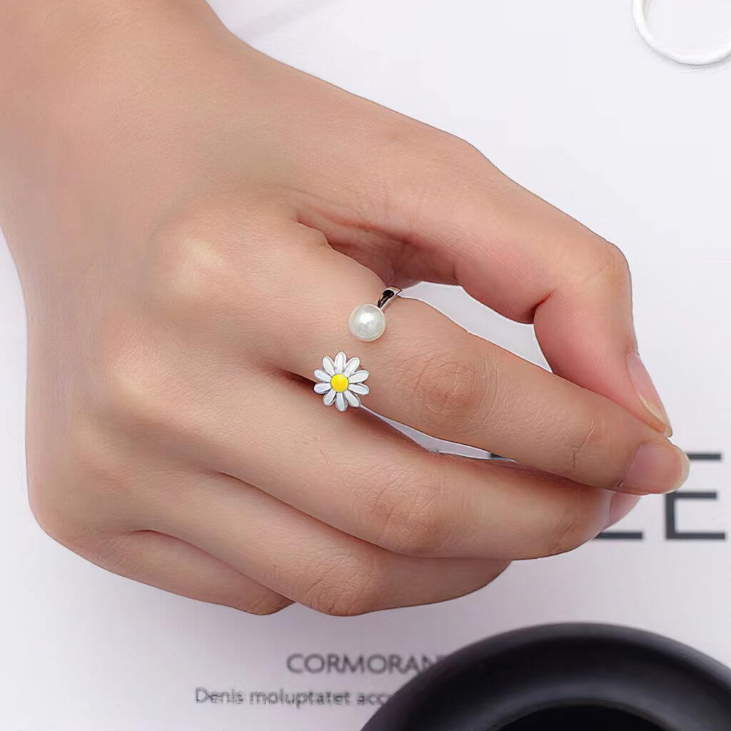 Pearl ring silver on a woman's index finger