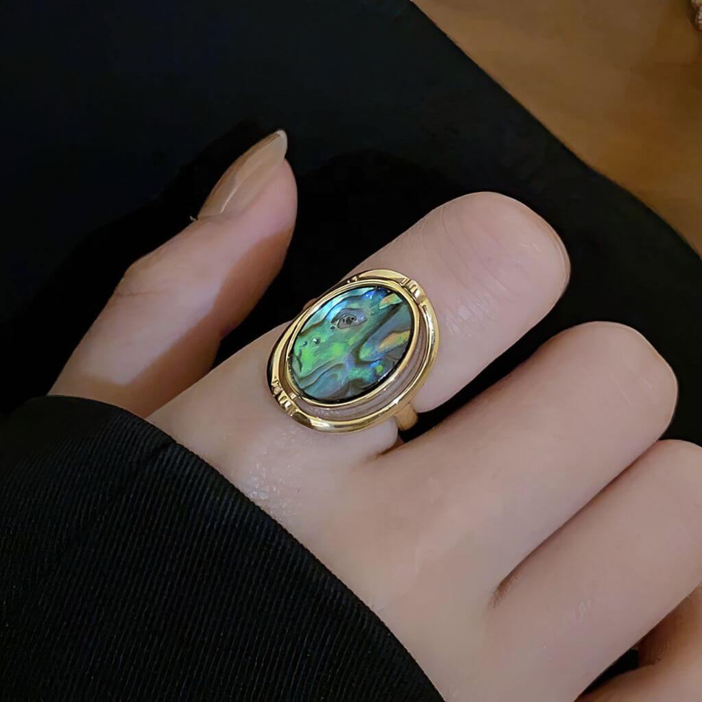Shell gold ring on a woman&#39;s hand
