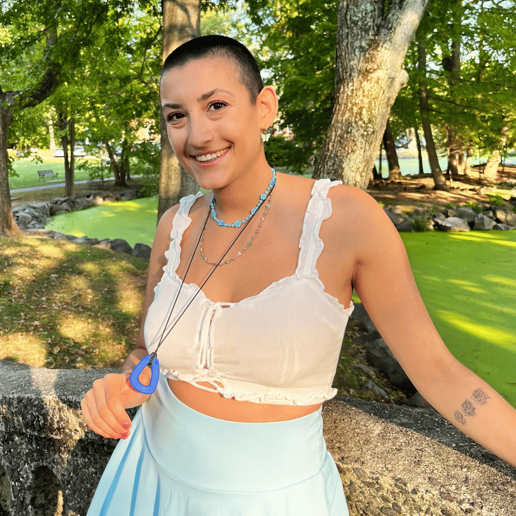 Woman wearing a blue loop necklace by Ark