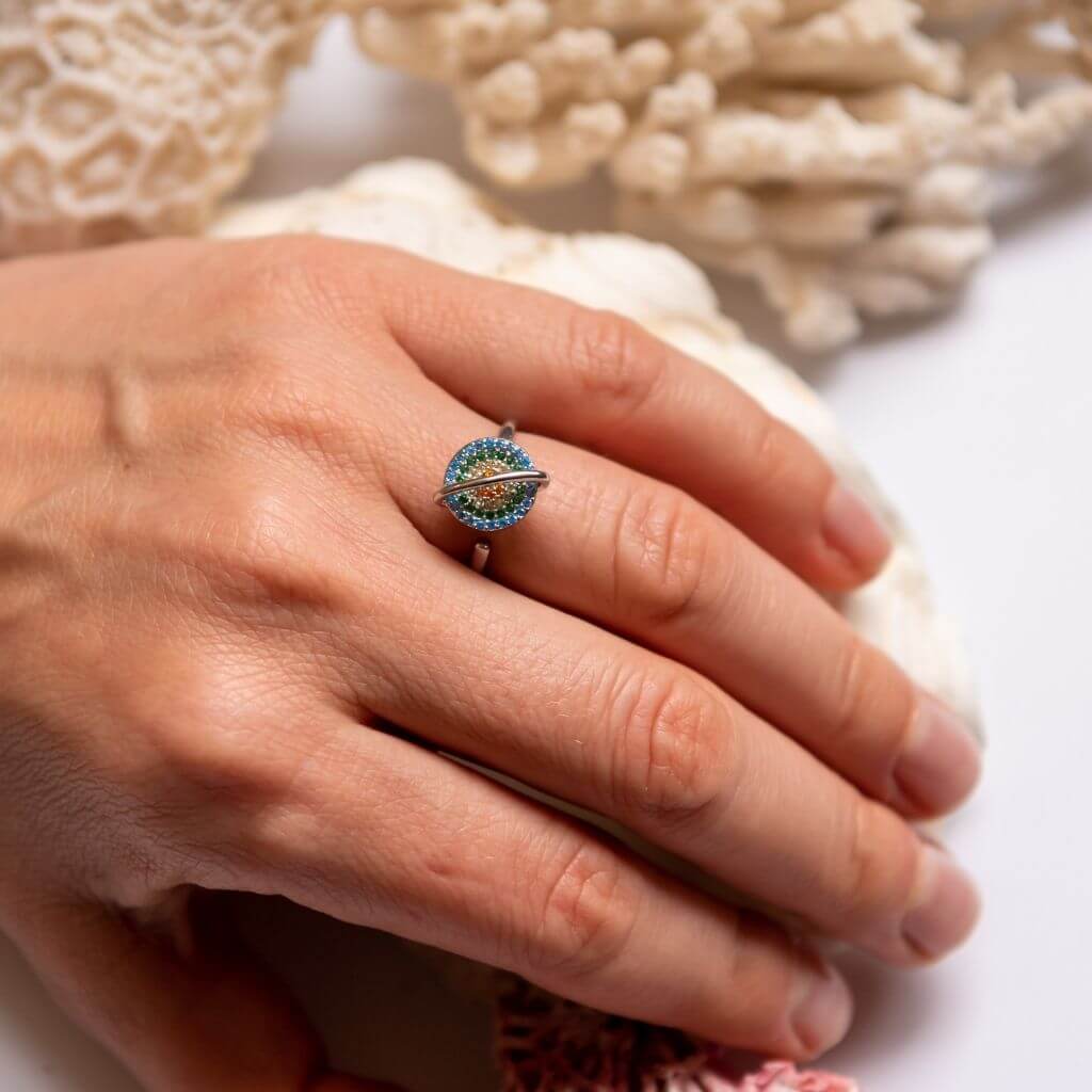 Planet anxiety ring in gold on a woman's hand