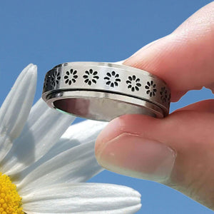 Stainless steel flowers spin ring close up daisy background
